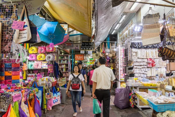 Escénica vista de la vida de la calle en Chinatown Bangkok que se encuentra en Yaowarat Road. La gente puede ver explorar alrededor de los puestos de mercado, restaurantes junto a la calle y etc. — Foto de Stock