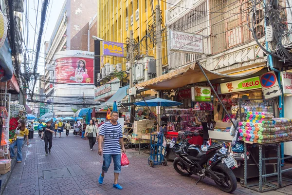 Scenic street life view in Chinatown Bangkok which is located at Yaowarat Road. As pessoas podem ser vistas explorando ao redor das barracas do mercado, restaurantes de rua e etc. — Fotografia de Stock