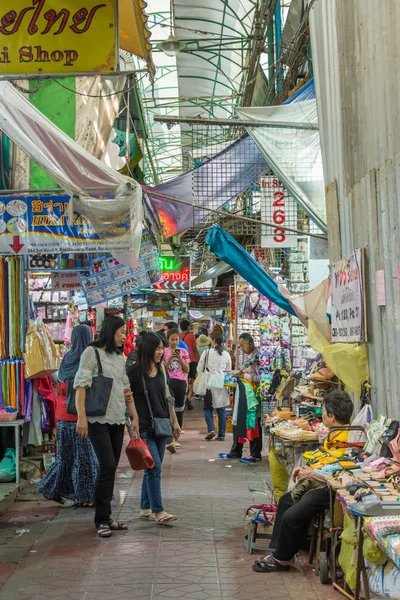 Scenic street life view in Chinatown Bangkok which is located at Yaowarat Road. People can seen exploring around the market stalls, street-side restaurants and etc — Stock Photo, Image