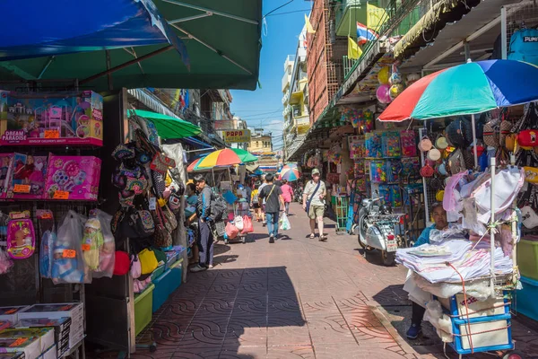 Malowniczy widok na ulicę w Chinatown Bangkok, który znajduje się przy Yaowarat Road. Ludzie mogą zobaczyć zwiedzanie wokół straganów rynku, restauracji przy ulicy i itp — Zdjęcie stockowe