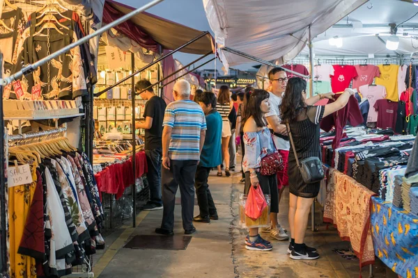 People can seen exploring and shopping around Ratchada Rot Fai Train Night Market.The night markets are a great way to get a slice of local life and eat authentic foods — Stock Photo, Image