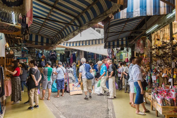 人々はチャトゥチャックの週末市場で買い物や探索を見ることができます、それは世界最大の週末市場の一つです. — ストック写真