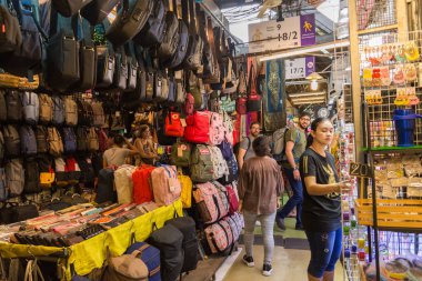 İnsanlar Chatuchak hafta sonu pazarında alışverişi ve keşfi görebilirler, dünyanın en büyük hafta sonu pazarlarından biridir..