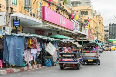Bangkok, Tayland - 1 Kasım 2019: Khao San yolu boyunca bir sıra tuk tuk parkının manzarası ve müşteriyi bekleyen sürücüler.