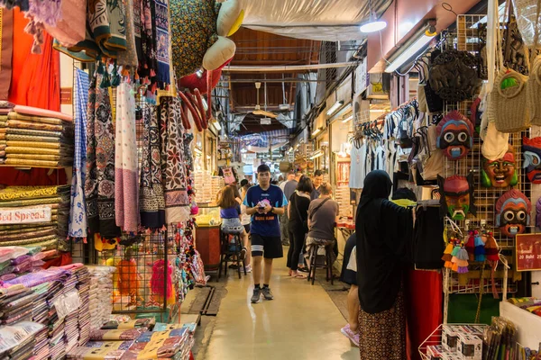 バンコク 11月の2 2019 人々はチャトゥチャックの週末市場で買い物や探索を見ることができ それは世界最大の週末市場の1つです — ストック写真
