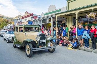 Arrowtown, Yeni Zelanda - Nisan 23,2016: Buckingham sokakta Arrowtown Sonbahar Festivali sırasında geçit olay işte, insanlar olabilir görüldü izliyor ve geçit töreni tadını.