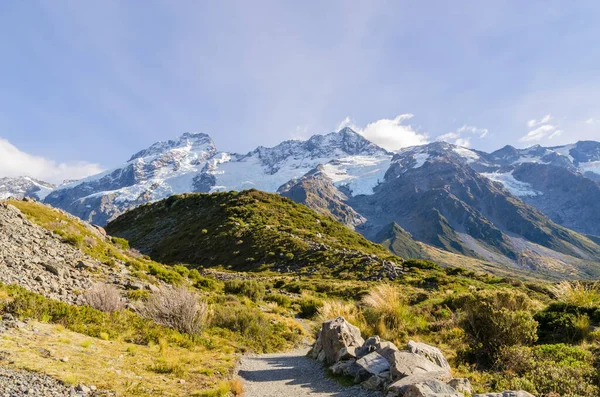 Yeni Zelanda 'daki Cook Dağı Ulusal Parkı' na giden yol.