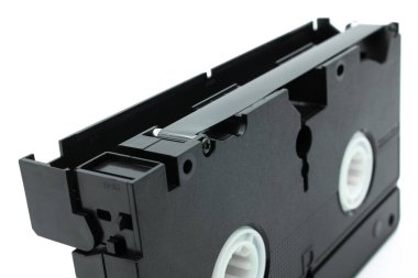 Beyaz arkaplanda izole edilmiş VHS video kasetinin yakın görüntüsü.
