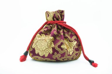 Çin kırmızı işlemeli çanta beyaz arka planda izole