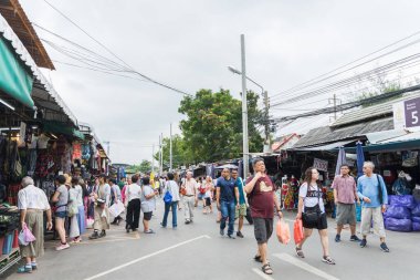 Bangkok, Tayland - 2 Kasım 2019: İnsanlar Chatuchak hafta sonu pazarında alışveriş ve keşif yapabiliyorlar, dünyanın en büyük hafta sonu pazarlarından biri..