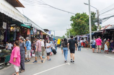 Bangkok, Tayland - 2 Kasım 2019: İnsanlar Chatuchak hafta sonu pazarında alışveriş ve keşif yapabiliyorlar, dünyanın en büyük hafta sonu pazarlarından biri..