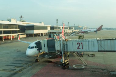 Bangkok, Tayland - 3 Kasım 2019: Don Mueang Uluslararası Havalimanı 'na iniş yapan jet uçağı..