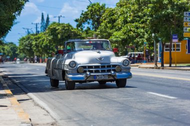 Havana, Küba - 03 Eylül 2016: Amerikan beyaz Chevrolet Cadillac klasik otomobil sürücü Küba - Serie Küba 2016 röportaj sokakta