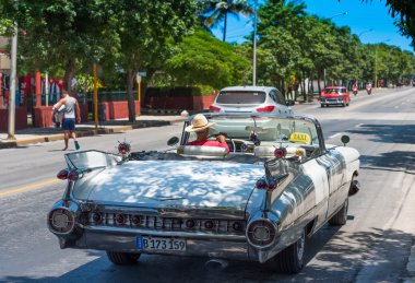 Havana, Küba - 03 Eylül 2016: Amerikan beyaz Chevrolet Cadillac klasik otomobil Havana Küba - Serie Küba 2016 röportaj
