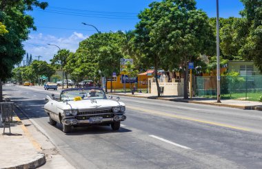 Havana, Küba - 03 Eylül 2016: Amerikan beyaz Chevrolet Cadillac klasik otomobil sürücü Küba - Serie Küba 2016 röportaj sokakta