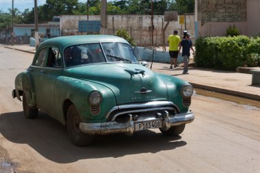 Havana, Küba - 03 Eylül 2016: Yeşil Amerikan Chevrolet Klasik Otomobil Küba'da - Serie Küba 2016 röportaj