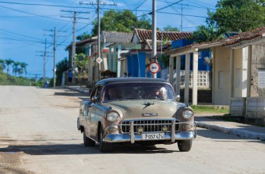 Matanzas, Cuba - 06 Eylül 2016: Amerikan gri Chevrolet Klasik Otomobil sürücü il Matanzas Küba - Serie Küba 2016 röportaj aracılığıyla sokakta