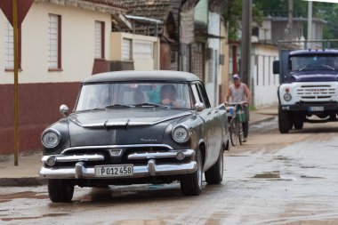 Villa Clara, Cuba - 10 Eylül 2016: Amerikan mavi Dodge klasik otomobil sürücüsünden banliyösü ile sokakta Santa Clara Küba - Serie Küba 2016 röportaj