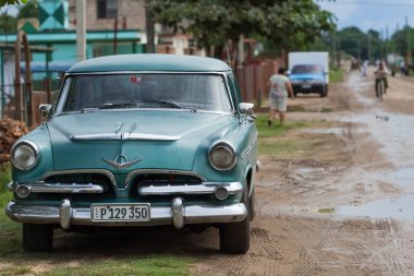 Matanzas, Cuba - 10 Eylül 2016: bir sidestreet Mantanzas Küba - Serie Küba 2016 röportaj'park etmiş yeşil Amerikan Chevrolet Klasik Otomobil