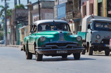 Havana, Küba - 11 Eylül 2016: Amerikan mavi Pontiac klasik otomobil sürücü Havana Küba - Serie Küba 2016 röportaj dan banliyösü ile sokakta