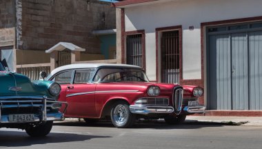 Havana, Küba - 11 Eylül 2016: Kırmızı Amerikan Ford Edsel klasik otomobil Havana Küba - Serie Küba 2016 röportaj sokakta park edilmiş beyaz çatılı