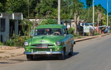 Santa Clara, Cuba - 10 Eylül 2016: Yeşil Amerikan Plymouth klasik otomobil Santa Clara Küba - Serie Küba 2016 röportaj sokakta