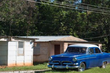 Havana, Küba - 11 Eylül 2016: Amerikan mavi Dodge klasik araba beyaz çatı banliyösü Havana Küba - Serie Küba 2016 röportaj'dan Park