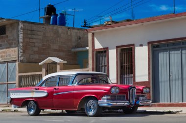 Havana, Küba - 11 Eylül 2016: Kırmızı Amerikan Ford Edsel klasik otomobil Havana Küba - Serie Küba 2016 röportaj sokakta park edilmiş beyaz çatılı