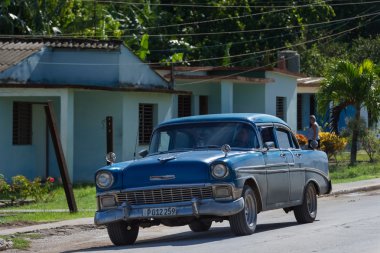 Varadero, Küba - 13 Eylül 2016: Mavi Amerikan Chevrolet Klasik Otomobil Küba'da - Serie Küba 2016 röportaj