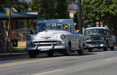 Havana, Küba - 11 Eylül 2016: Beyaz Amerikan Chevrolet Cadillac cabriolet araba Havana Küba - Serie Küba 2016 röportaj sokakta
