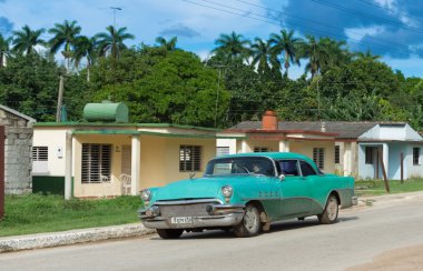 Santa Clara, Cuba - 13 Eylül 2016: Amerikan yeşil Buick klasik otomobil sürücüsünden banliyösü ile Santa Clara Küba - Serie Küba 2016 röportaj