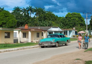 Santa Clara, Cuba - 13 Eylül 2016: Amerikan yeşil Buick klasik otomobil sürücüsünden banliyösü ile Santa Clara Küba - Serie Küba 2016 röportaj