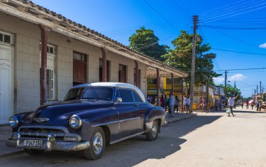 Havana, Küba - 02 Eylül 2016: Siyah beyaz Amerikan klasik otomobil Havana Küba - Serie Küba 2016 röportaj sokakta park edilmiş