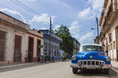Havana, Küba - 05 Eylül 2016: Mavi Amerikan Klasik Buick araba Küba - Serie Küba 2016 röportaj sokakta park edilmiş