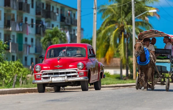 Varadero, Cuba - 03 de setembro de 2016: Carro clássico americano vermelho estacionado na rua com carruagem em Cuba - Serie Cuba 2016 Reportage — Fotografia de Stock