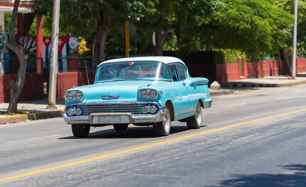 Havanna, Kuba - szeptember 03, 2016: Kék amerikai Chevrolet klasszikus autó drive az utcán, Havanna, Kuba - Serie Kuba 2016 riport — Stock Fotó