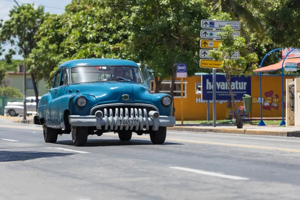 Varadero, Küba - 03 Eylül 2016: Mavi Amerikalı Buick klasik otomobil sürücü Varadero Küba - Serie Küba 2016 röportaj'aracılığıyla sokakta — Stok fotoğraf