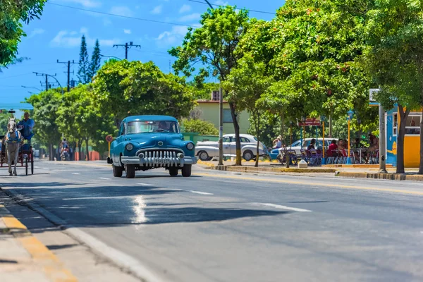 Varadero, Cuba - 03 September 2016: Blauwe Amerikaanse Buick klassieke auto rijden op straat door middel van Varadero op Cuba - Serie Cuba 2016 Reportage — Stockfoto