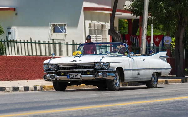 ハバナ、キューバ - 2016 年 9 月 3 日: 白いアメリカ シボレー キャデラック クラシック カブリオレ車キューバ - セリエ キューバ 2016年ルポルタージュの路上 — ストック写真