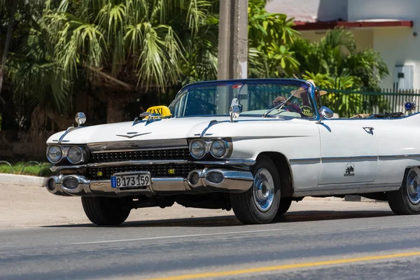 Havana, Küba - 03 Eylül 2016: Beyaz Amerikan beyaz Chevrolet Cadillac klasik otomobil Küba'da - Serie Küba 2016 röportaj