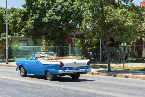 Varadero, Kuba - szeptember 03, 2016: Fehér kék amerikai Dodge klasszikus kabrió autó drivethrough Varadero-Kuba - Serie Kuba 2016 riport — Stock Fotó