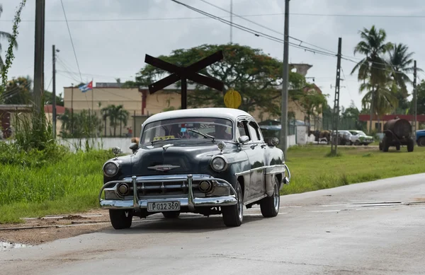 Villa Clara, Kuba - 2016. szeptember 10.: Amerikai kék Dodge klasszikus autó drive az utcán, keresztül a városrész úti Santa Clara, Kuba - Serie Kuba 2016 riport — Stock Fotó