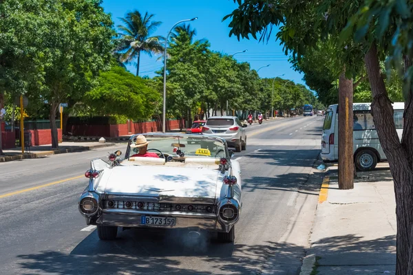 Havana, Cuba - 03 de setembro de 2016: Branco Chevrolet Cadillac clássico carro cabriolet unidade na rua em Cuba - Serie Cuba 2016 Reportage — Fotografia de Stock