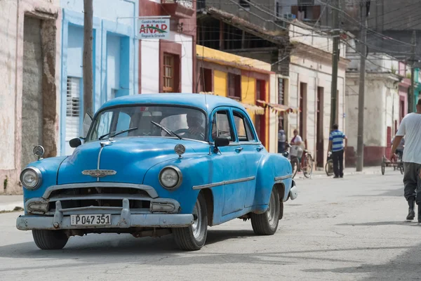 Santa Clara, Kuba - 05 września 2016: Niebieski amerykański Chevrolet klasyczny samochód jazdy na ulicy w Santa Clara - Serie Kuba 2016 reportaż — Zdjęcie stockowe