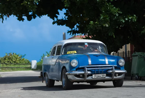 Varadero, Kuba - 2016. szeptember 06.: Kék amerikai Pontiac klasszikus autó parkolt Varadero Kuba - Serie Kuba 2016 riport egy fa alatt — Stock Fotó