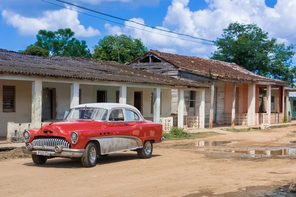 Santa Clara, Cuba - 03 September 2016: Rode Amerikaanse Buick klassieke auto rijden op de straat in Cuba - Serie Cuba 2016 Reportage — Stockfoto