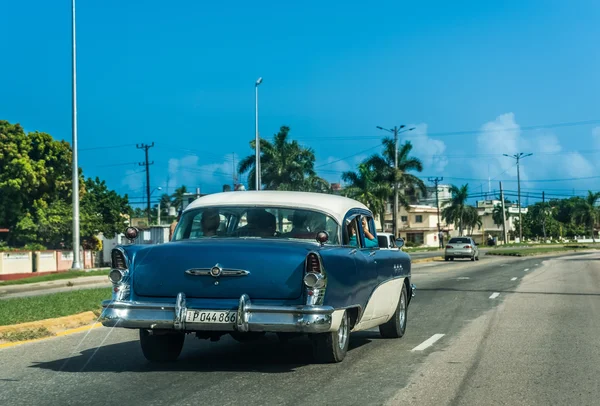 Varadero, Küba - 06 Eylül 2016: Beyaz mavi Amerikalı Buick klasik otomobil Varadero Küba - Serie Küba 2016 röportaj sokakta