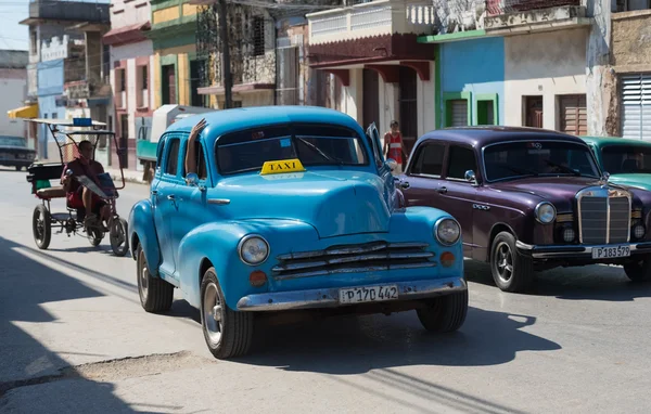 Santa Clara, Kuba - 2016. szeptember 11.: Amerikai kék Chevrolet klasszikus autó drive az utcán, keresztül a városrész úti Santa Clara, Kuba - Serie Kuba 2016 riport — Stock Fotó