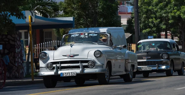 La Havane, Cuba - 03 septembre 2016 : Une voiture classique blanche américaine roule dans la rue à Cuba - Serie Cuba 2016 Reportage — Photo