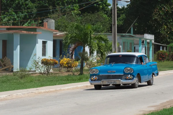 Santa Clara, Cuba - 13 September 2016: Amerikaanse blauwe Chevrolet oldtimer rijden door middel van de voorstad van Santa Clara Cuba - Serie Cuba 2016 Reportage — Stockfoto